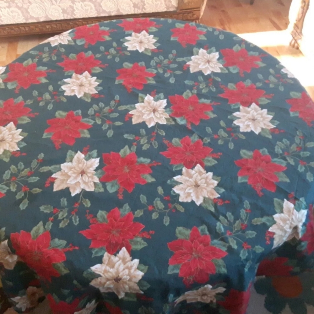 ROUND CHRISTMAS tablecloth poinsettia holly berries cotton Holiday craft fabric